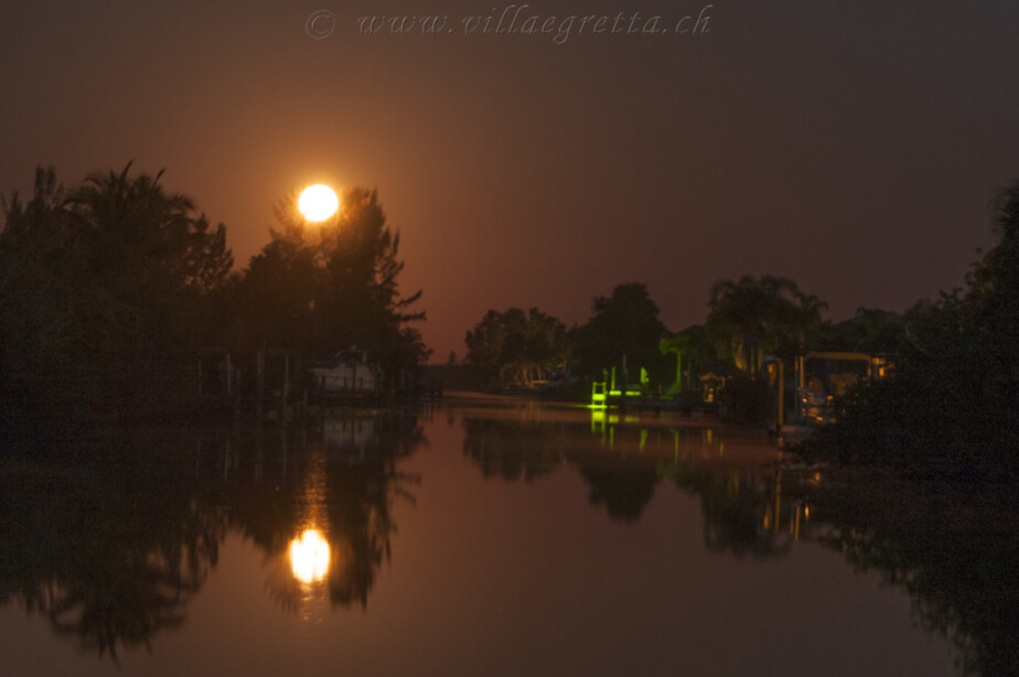 Villa Egretta Vollmond Untergang über dem Kanal Villa Egretta Vollmond Untergang Beltramonto